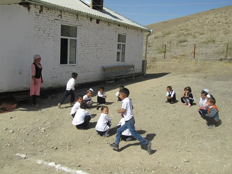 Between the Bells: What Unstructured Play Teaches That No Curriculum Can